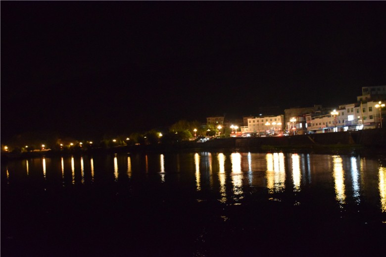 旧县河滨夜景